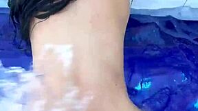 Ligando con una Colombiana Tetona Super Caliente al Aire Libre en la Piscina
