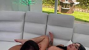 Ligando con una Colombiana Tetona Super Caliente al Aire Libre en la Piscina