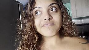 Curvy Amateur Strips Naked for Coffee Chat with Camera