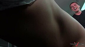 Ξανθιά δασκάλα παίρνει την πούτσα καλυμμένη με σπέρμα