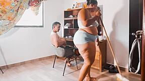 Latynoska pracownica w biurze z kolegą na intymne spotkanie