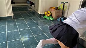 pervertido padrastro cubre de semen a la flaca de su hijastra en uniforme escolar despues de clases