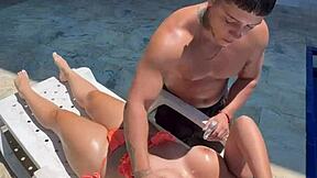 Ligando con una Colombiana Tetona Super Caliente al Aire Libre en la Piscina