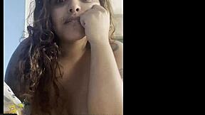 Curvy Amateur Strips Naked for Coffee Chat with Camera