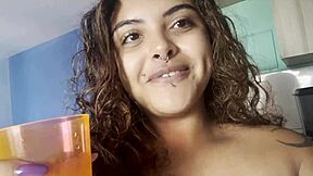 Curvy Amateur Strips Naked for Coffee Chat with Camera