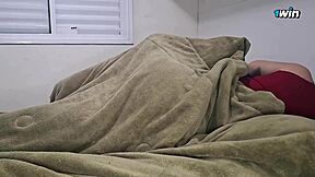 dona de casa casada goza sendo chupada pelo corno e quase flagrada pelo filho parte 2