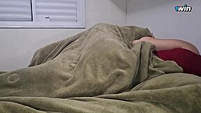 dona de casa casada goza sendo chupada pelo corno e quase flagrada pelo filho parte 2