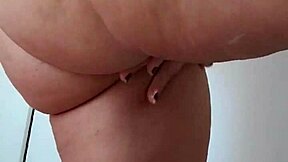Dan�ando pelada with ass and tits on display