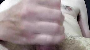 mais uma punheta com grande gozada pra voce