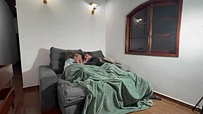 fudendo a esposa enquanto o corno assistia