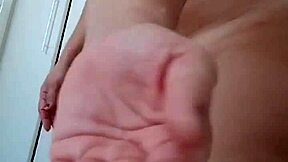 Dan�ando pelada with ass and tits on display