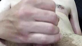 mais uma punheta com grande gozada pra voce