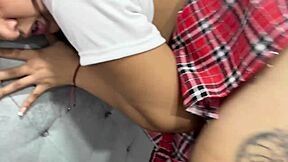 le ordeño sus enormes tetas y nos corremos juntas