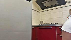 gostosa cleans the stove and gets hot, ass up