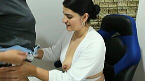 Compañeras de cuarto lesbianas reales divirtiéndose tijeras clítoris a clítoris