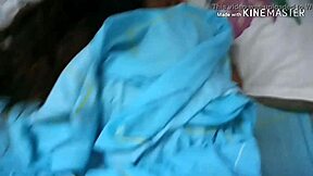 Subo a hablarle para comer y la encuentro con nalga a medio tapar le tape completa