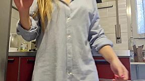 gostosa cleans the stove and gets hot, ass up