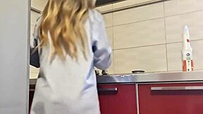 gostosa cleans the stove and gets hot, ass up