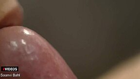 Hintli kolej öğretmeni üvey kardeşini sert sikiyor