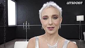 장난꾸러기 챈틸리가 큰 이탈리아 자지로 애널 벌어지는 게 한계라고 해