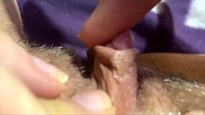 Оргазъм на голям клитор на близо