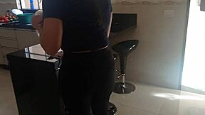 Cheguei em casa e a faxineira estava de calça legging fiquei com um puta tesão e acabei oferecendo dinheiro em troca de sexo