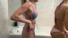 Maya Rose s'adonne à des rencontres lesbiennes intrigantes dans la salle de bain