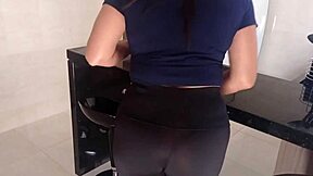 Cheguei em casa e a faxineira estava de calça legging fiquei com um puta tesão e acabei oferecendo dinheiro em troca de sexo