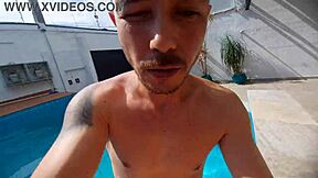 Estava com minha meia-irmã na piscina, ela ficou surpresa com meu pau duro e ereto