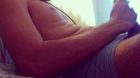 Um compilado de duas masturbações com muita porra e um forte orgasmo?