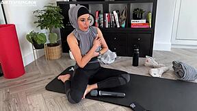 Muslim Aaliyah Yasin Caught by Housemate, Cum on Face