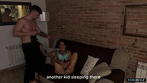 Pillo a la Sucia de Mi Compañera de Piso Masturbándose y Me la Follo Duro