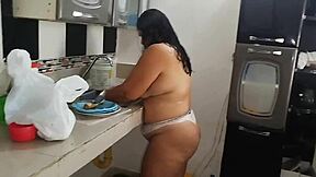 a esta zorrita latina gordita le gusta ser exhibicionista para que el vecino le vea su gran culo