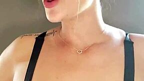 Gospa Raquel in Andi James v strap-on predogledu