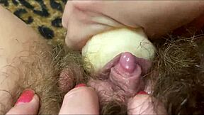 Primo piano dettagliato di clitoride grande che raggiunge orgasmo intenso