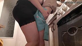 Esperei até ninguém estar em casa para foder minha enteada com força