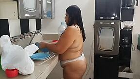 a esta zorrita latina gordita le gusta ser exhibicionista para que el vecino le vea su gran culo