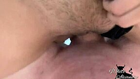 सौतेली बहन बॉस को फोटो भेजती है, सेक्स से रिश्वत देती है