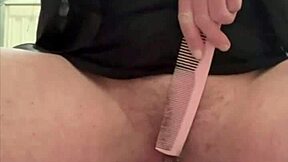 Combing my pussy bush and shaving 😊