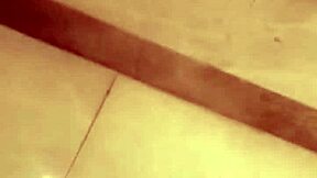 en vacances jai retiré ma petite 18+ culotte au toilette jai fait ma soirée