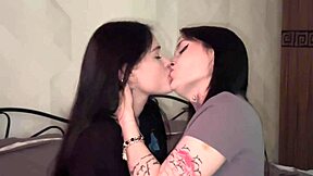 أقوى خدش أخت زوجة مع صدر طبيعي كبير وكس مبلل