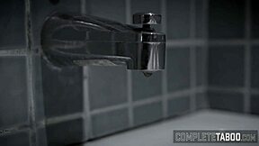 टैबू टीन 18+ के साथ बाथिंग