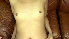 Lepa tajska najstnica 18+ vzame velik bel kurac v doggystyle za ogromen creampie