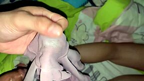 me canse de ver la novia de mi amigo acostada y me la termine follado duro hasta correrme