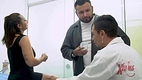 venezolana tetona se folla a doctor y se viene dentro