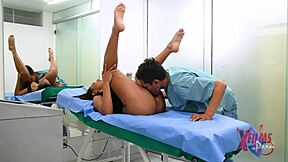 venezolana tetona se folla a doctor y se viene dentro