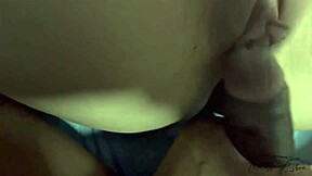 Enteado Se Aproveita Da Madrasta Enquanto Ela Fala Com Seu Marido No Smartphone!