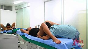 venezolana tetona se folla a doctor y se viene dentro