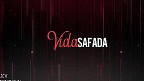 Ela já estava com a bucetinha toda assada vermelha e inchada nosso amigo insistiu falando besteiras no ouvidinho dela e ela não se aguentou e liberou pra ele empurrar e acabar com o cuzinho