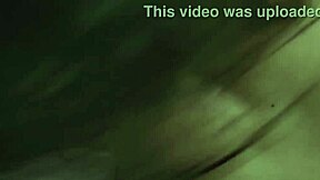 Чукам я отзад - показва марката от слънцето и получава сперма по циците